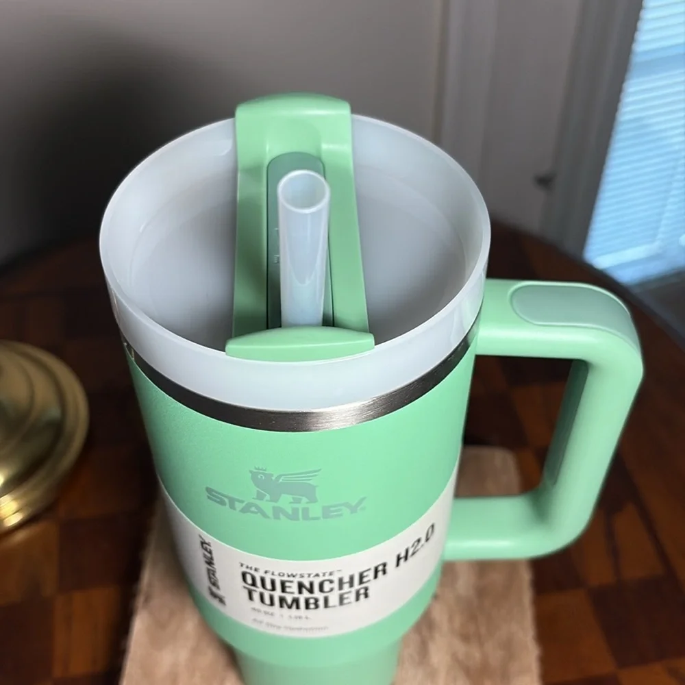 Stanley 40oz Jade Quencher 2.0 tumbler - Picture 3 of 6